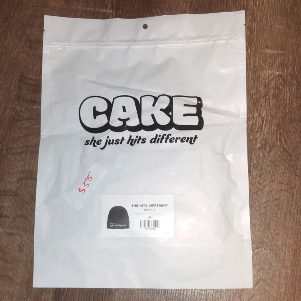 Cake merch hat  (she hits different) new